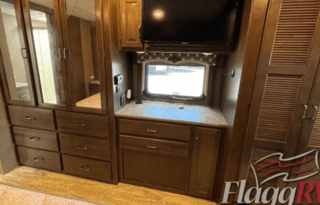 2018 LuxuryThor 35M, 2 Bath-Laundry Room