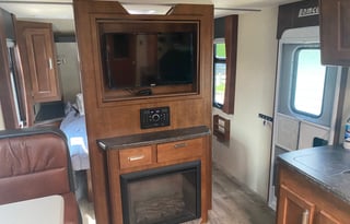 2018 Lance 27' Adventure Trailer Sleeps 4