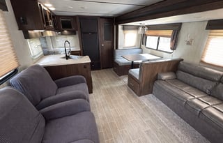 Austin & Jamie’s Cozy Family Adventure RV