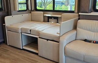 Beautiful 2021 Thor Palazzo 37.4 with all you need