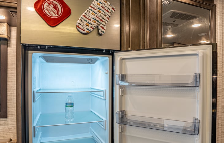 Large 10 cubic foot refrigerator and freezer.  The fridge can be powered by the 12V battery or standard electric current.  This makes it good for boondocking.