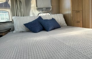 2020 Airstream RV Flying Cloud 25FB, Star Trailer