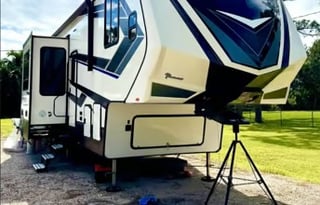 Grand Design Momentum 350G **Toy hauler (OKFL2209)