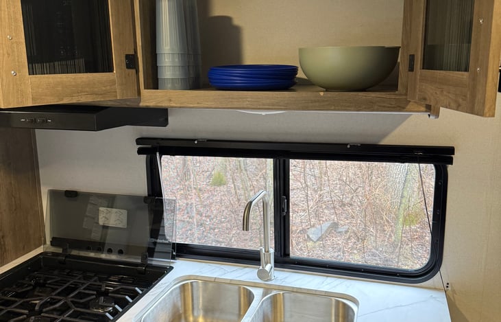 Kitchen

Comes fully loaded with a stove, microwave, and fridge. Ready to go with silverware, plates, cups, and cookware.