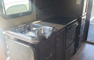 2018 Thor Motor Coach Outlaw 29J (low-miles)