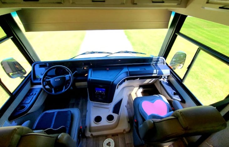 Driver and passenger seat. Both turnable and can add a table in the middle