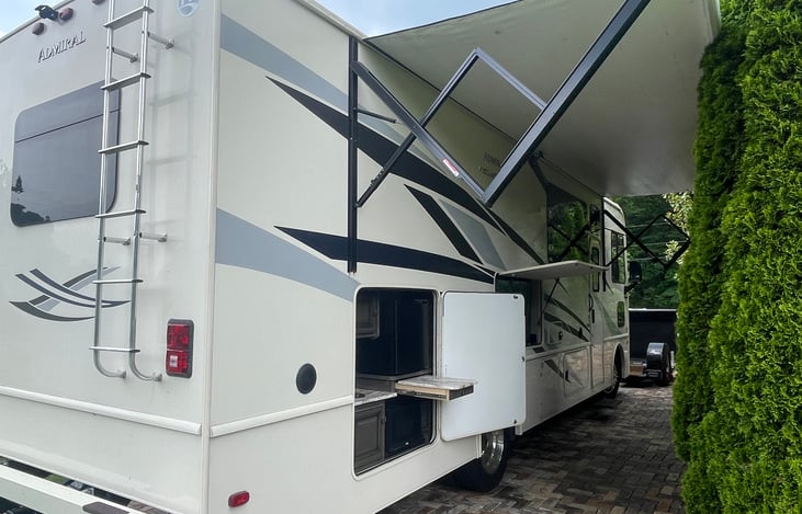 Exterior Kitchenette, TV & Retractable Awning