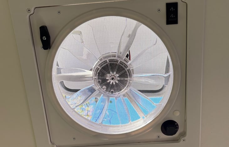 Ceiling vent / two-way fan