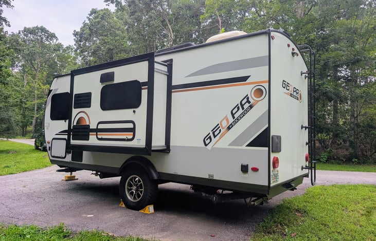 This lightweight and modern Geo Pro 19QB is loaded and off-grid ready with solar power. Enjoy a cozy queen bed, full kitchen, bath, outdoor griddle, and power awning. Perfect for your next adventure!