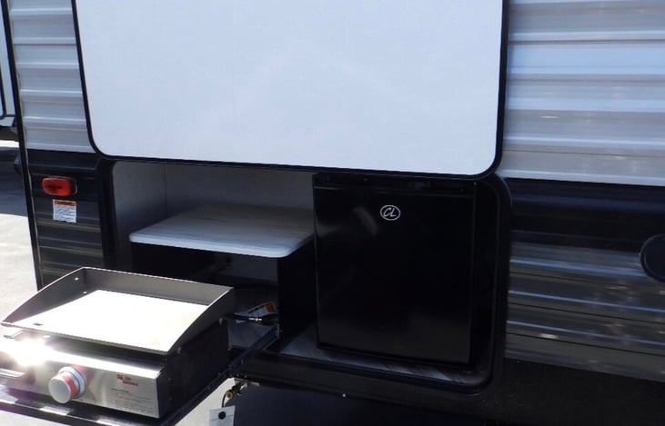 Outdoor Kitchen w/Grill and Fridge