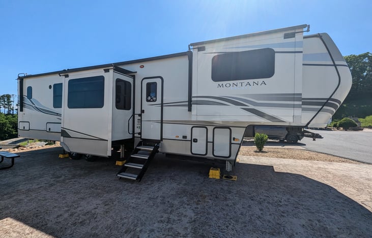 This Montana Legacy is a true 'mansion on wheels' with 5 slide outs, front Living Suite, King bed, Chef's kitchen, Bath and a half, hardwood cabinets, ample storage, fireplace and much more!