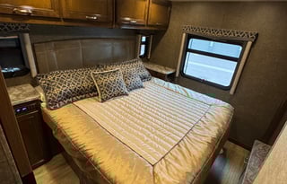 Luxury Super C RV – Sleeps 10 - Thor Magnitude