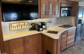 Fully Loaded Winnebago Tour bus 40'