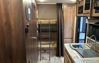 Family Friendly Bunkhouse with King Size bed!