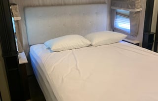 * 5th WHEEL BUNKHOUSE*