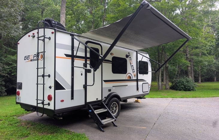 This lightweight and modern Geo Pro 19QB is loaded and off-grid ready with solar power. Enjoy a cozy queen bed, full kitchen, bath, outdoor griddle, and power awning. Perfect for your next adventure!