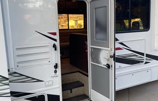 2020 Thor Freedom Elite 30FE Sleeps 8 Clean!