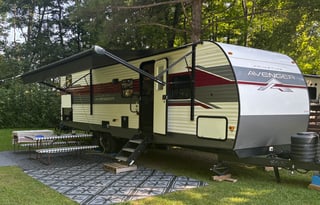 Komodo Kampers RV Rental-Avenger