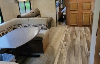 MoJo's 2018 Coachmen Freedom Express 29SE Sleeps 9