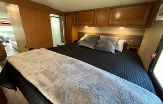 Winnebago Vista-King bed, Bunks - w/Onboard WIFI