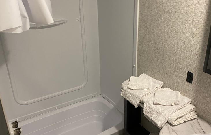 Main bathroom with a tub! Great for children. Towels and washcloths included.