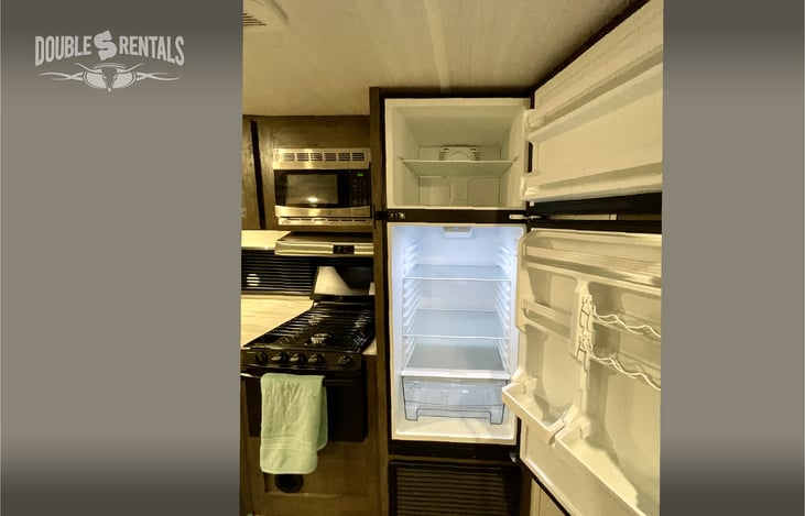 Spacious Refrigerator/Freezer for Those Yummy Meals!