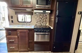 8 Person RV  With All The Features!