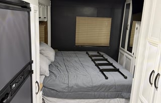 Fully Stocked Thor Ace 28 Ft Class A RV Sleeps 5