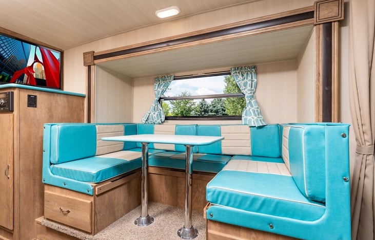 Plenty of room for 6 at the breakfast table.