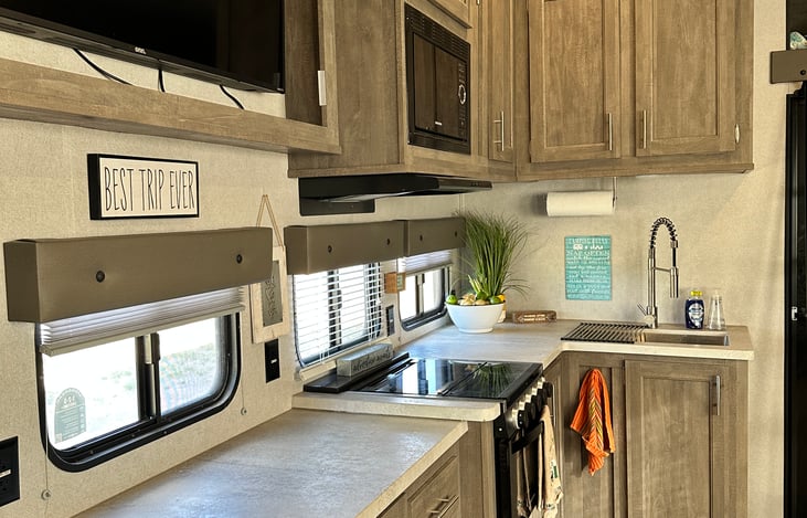 Kitchen with oven/stove, sink and microwave
Smart TV