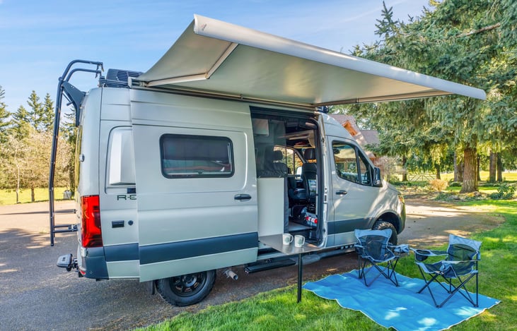 hydraulic awning, retracts automatically when windy. Van comes with outdoor mat and 2 camping chairs