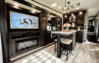 Phoenix Luxe Retreat – 2 Bedroom Family 5th Wheel