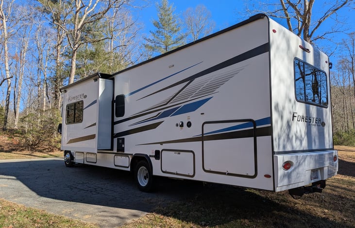 Ultimate family RV! This 2023 Forester features a unique Kid’s Zone bunkhouse, sleeps 8, and modern luxury. Spacious, easy to drive, and perfect for big groups. Book your dream adventure today!