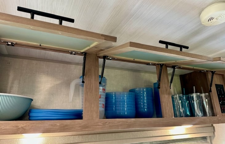 Plates, cups and bowls for your convenient.