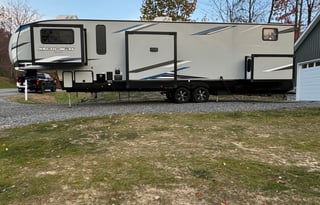 2022 Arctic Wolf 5th wheel sleeps 8-10
