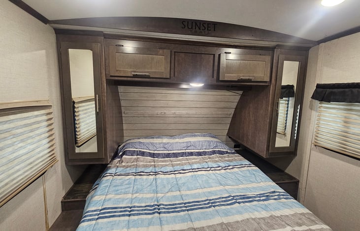 QUEEN BED
PULLOUT COUCH
TABLE BED