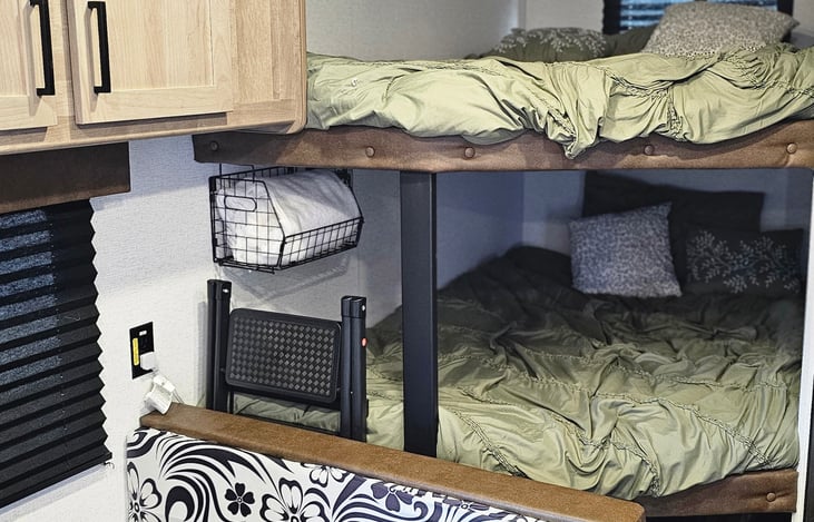 Two FULL sized bunks (Sleeps 4)