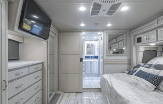 2023 Fleetwood RV Discovery 38W