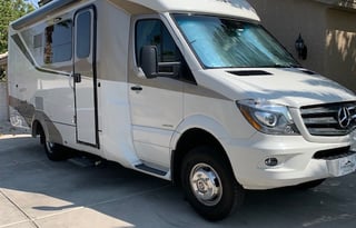 2017 Leisure Travel Unity U24MB