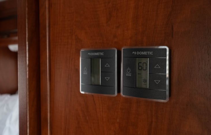 2 air units. Front air unit is connected to the RV’s power. Back unit is wired separately giving you the ultimate flexibility. Back unit can be plugged in spearately.