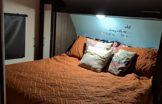 Plush & Roomy 26' RV FOR TWO! (Can Sleep 3)