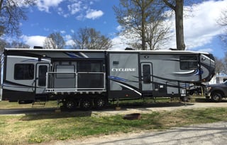 The Adventure Den – Spacious Toy Hauler