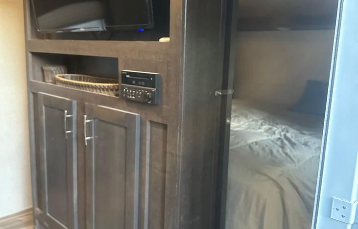 Entertainment center w/ tv & radio