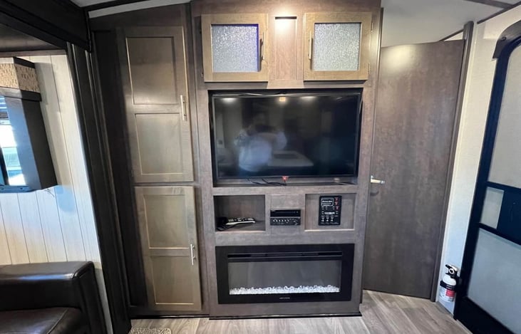 Kick back with the built-in entertainment center — flat-screen TV, Bluetooth stereo, and a cozy fireplace that actually throws heat.