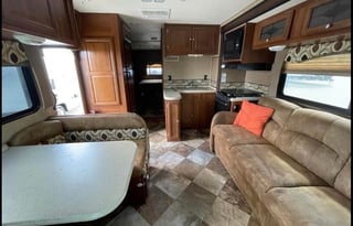 2015 Coachmen RV Leprechaun 28DS Ford 450