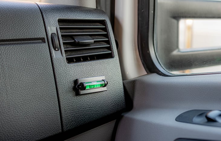 Dashboard mounted level gauge for easy alignment