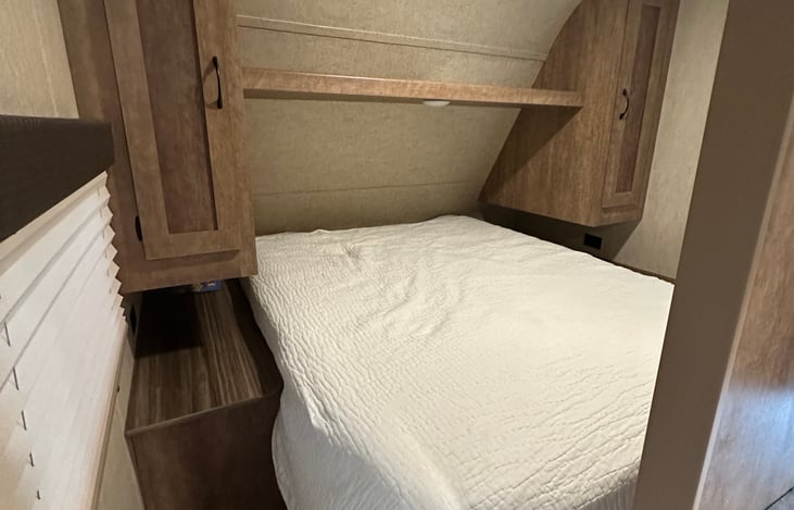 Queen Sized Master Bed

Sheets and blankets supplied. Must provide own pillows