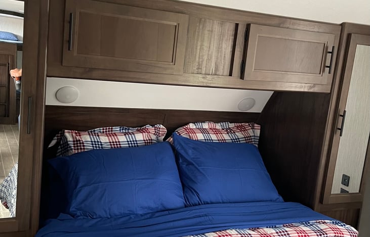 Queen bedroom /left entry