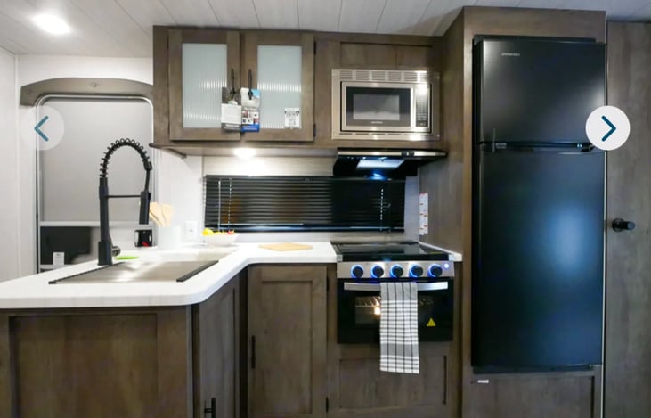 Full kitchen with all the bells and whistles