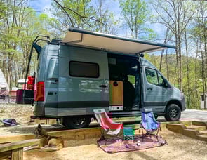 Winnebago Revel 44E